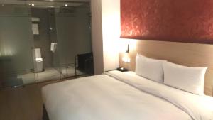 Phòng Giường Đôi Lớn Loại Sang (Deluxe Queen Room)