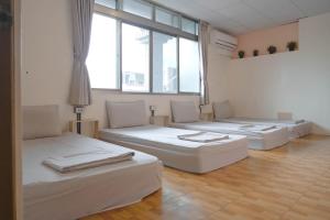 Phòng tập thể Nữ - Phòng tắm chung (Female Dormitory - Shared Room And Bath)