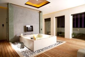 Phòng Deluxe Giường Đôi Có Bồn Tắm (Deluxe Double Room with Bath)