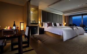 Deluxe Lake View Quad Room
