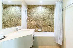 Deluxe Suite - 1 Bedroom with Pool View