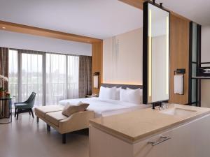 Deluxe Room King Lake View