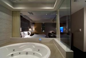 Phòng Power giường lớn – Nhận phòng sau 16:00 (Power King Room - Check-In After 4PM)