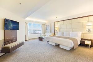 Deluxe King or Twin Room room in Regal Airport Hotel