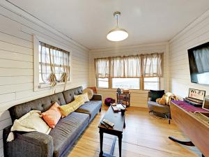 Two-Bedroom Apartment room in Retro-Chic 1920S Bungalow Cabin