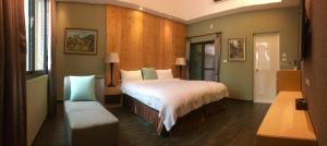 Phòng Deluxe Giường Đôi Có Ban Công (Deluxe Double Room with Balcony)