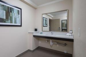 King Room - Disability Access room in Best Western Silicon Valley Inn