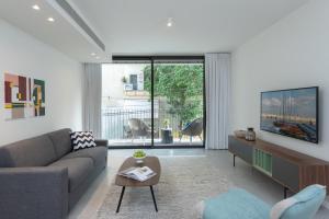 One-Bedroom Apartment with Balcony room in Shenkin Apartments by Master