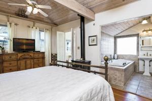 One-Bedroom Apartment room in Corona Del Mar Santa Barbara Beach Cottage Hotel Room