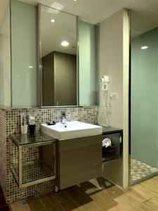 Phòng 2 Giường Đơn Hạng Tiết Kiệm (Executive Twin Room B - Non-Smoking)