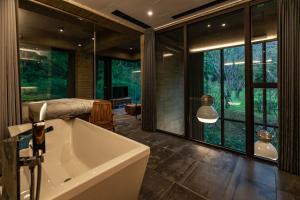 Phòng Giường Đôi Nhìn Ra Núi (Double Room with Mountain View)