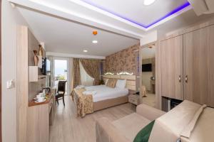 Budget Double Room room in Raimond Hotel
