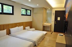 Phòng Gia đình nhìn ra Núi (Family Room with Mountain View)