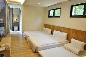 Phòng Gia đình nhìn ra Núi (Family Room with Mountain View)