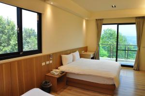 Phòng Gia đình nhìn ra Núi (Family Room with Mountain View)