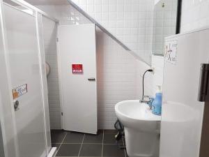 Giường Trong Phòng Ngủ Tập Thể Cho Cả Nam Và Nữ 6 Giường (Bed in 6-Bed Mixed Dormitory Room)