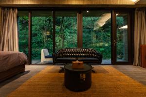 Phòng Giường Đôi Nhìn Ra Núi (Double Room with Mountain View)