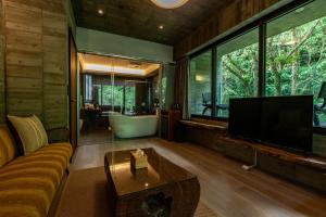 Phòng Giường Đôi Nhìn Ra Núi (Double Room with Mountain View)