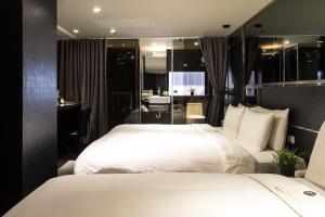 Phòng Ba Người không có Cửa Sổ (Triple Room without Window)
