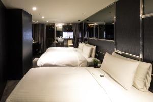 Phòng Ba Người không có Cửa Sổ (Triple Room without Window)