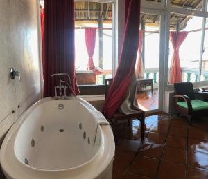 Phòng Deluxe Giường Đôi Với Ban Công và Tầm Nhìn Ra Biển (Deluxe Double Room with Balcony and Sea View)