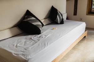 Phòng 2 Giường Đơn Nhìn Ra Hồ Bơi (Twin Room with Pool View)