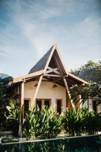 Phòng 2 Giường Đơn Nhìn Ra Hồ Bơi (Twin Room with Pool View)