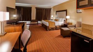 King Room with Spa Bath - Non Smoking room in Best Western Plus Strawberry Inn & Suites