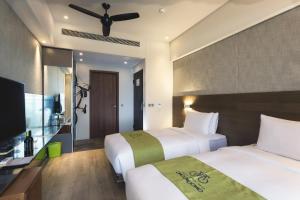 Phòng hướng biển 2 giường có ban công (Sea View Twin with Balcony)