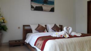 Suite Có Giường Cỡ King Nhìn Ra Hồ Bơi (King Suite with Pool View)