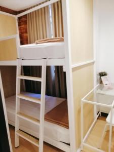 Phòng gia đình có phòng tắm chung (Family Room with Shared Bathroom)