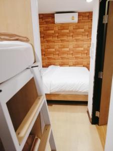Phòng gia đình có phòng tắm chung (Family Room with Shared Bathroom)