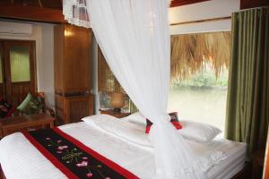 Phòng Gia Đình Nhìn Ra Hồ (Family Room with Lake View)