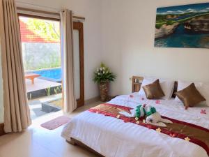 Suite Có Giường Cỡ King Nhìn Ra Hồ Bơi (King Suite with Pool View)