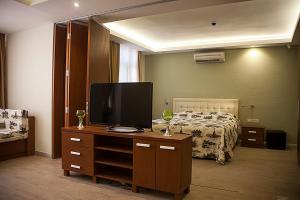 Studio (5 Adults) room in Honey House Apartment
