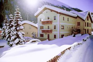 Haus Zur Post Samnaun Switzerland J2ski