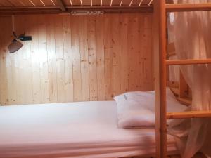 Giường trong phòng ngủ tập thể nam có 4 giường (Bed in 4-Bed Male Dormitory Room)