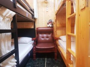 Giường trong phòng ngủ tập thể nam có 4 giường (Bed in 4-Bed Male Dormitory Room)