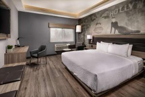 King Room - Accessible/Non-Smoking room in Avenue Hotel, Ascend Hotel Collection