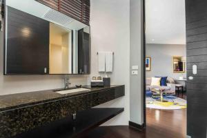 One Bedroom Suite King City View
