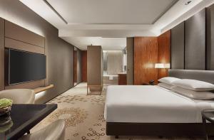 1 King Bed Club Access