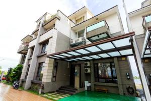 Căn nhà phố 3 phòng ngủ (Three-Bedroom Townhouse)
