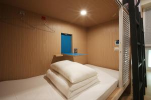 1 Người trong Phòng Tập Thể - Cả Nam và Nữ (1 Person in Dormitory - Mixed)