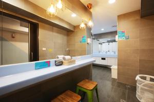 1 người trong phòng tập thể 2 giường - Nam & Nữ (1 Person in 2-Bed Dormitory - Mixed)