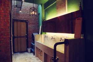 Phòng tập thể Nam & Nữ 12 giường (Giá tính theo giường) (12 Bedded Mixed Dormitory (Price Per Bed))