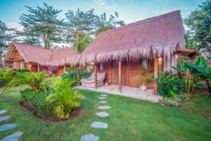 Suite Nhìn ra Hồ bơi (Suite with Pool View)
