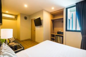 Economy Room with One Queen Bed - Non-Smoking room in Asoke Residence Sukhumvit by UHG