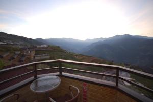 Phòng Giường Đôi Nhìn Ra Núi (Double Room with Mountain View)
