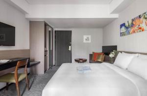 Phòng Giường Lớn Sang Trọng Hướng Núi (Luxury King Room with Mountain View)