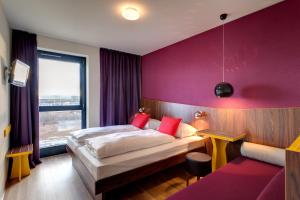 Triple Room room in MEININGER Hotel Frankfurt Main / Airport